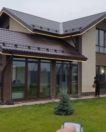 Фрагмент загородного дома с контурной подсветкой кровли