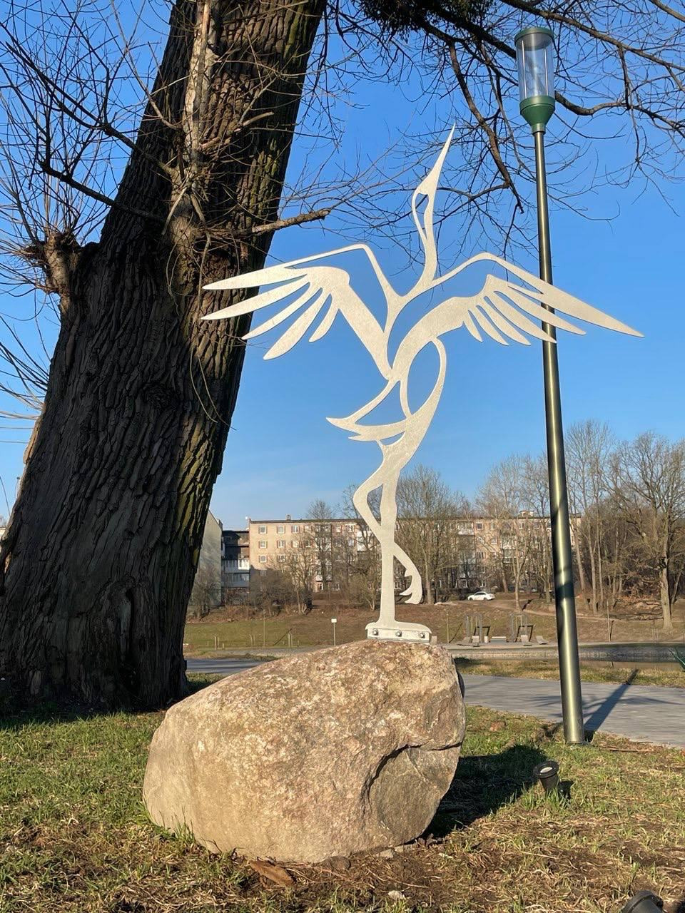Металлический городской арт-объект с журавлями