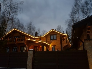Дом с тёплой контурной подсветкой